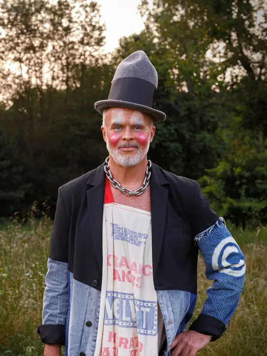 Barr Gilmore photographed on the farm at THE SON